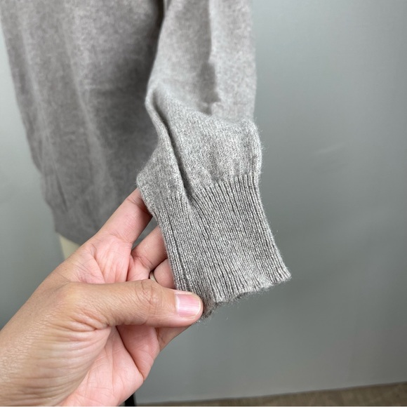 C by Bloomingdales 100% 2 Ply Cashmere V-neck Soft Cozy Sweater Medium - Picture 6 of 16